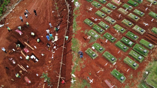 Foto Udara Pemakaman Korban Covid-19 di TPU Pondok Rangon