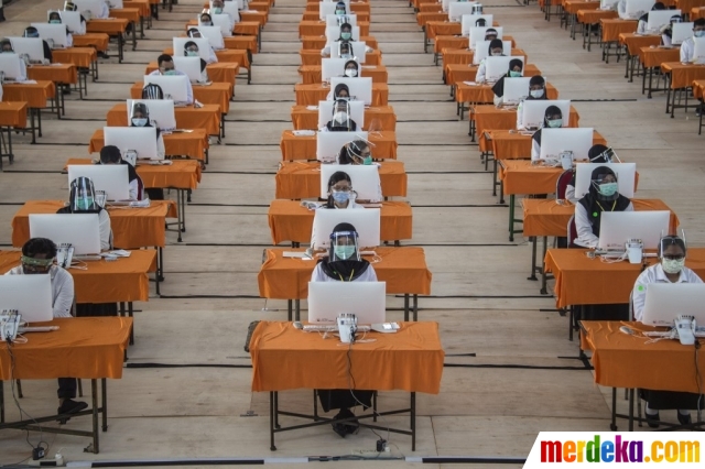 Peserta mengerjakan soal saat menjalani tes Calon Pegawai Negeri Sipil (CPNS) di Surabaya, Jawa Timur, Selasa (22/9/2020). Tes CPNS ini dilakukan dengan penerapan protokol kesehatan ketat sebagai upaya mengantisipasi penularan virus corona Covid-19.