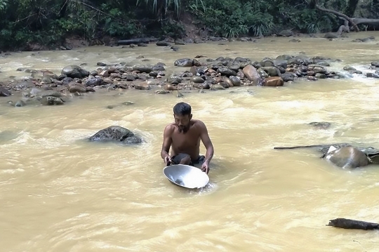 Potret Penambang Emas di Sungai Papua