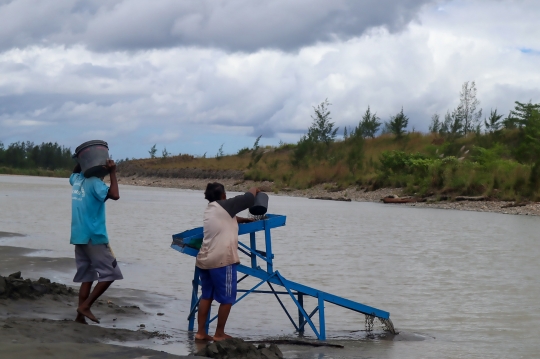 Potret Penambang Emas di Sungai Papua