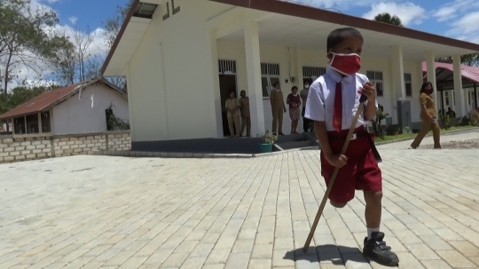 Pantang Menyerah, Bocah Difabel Pergi Sekolah Berbekal Satu Kaki dan Tongkat Bambu