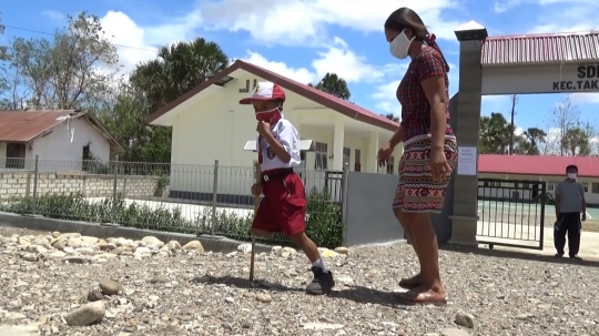 Pantang Menyerah, Bocah Difabel Pergi Sekolah Berbekal Satu Kaki dan Tongkat Bambu