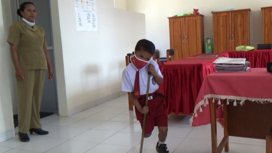 Pantang Menyerah, Bocah Difabel Pergi Sekolah Berbekal Satu Kaki dan Tongkat Bambu