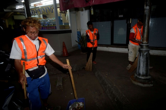 Petugas Operasi Pelanggar PSBB Hingga Malam Hari