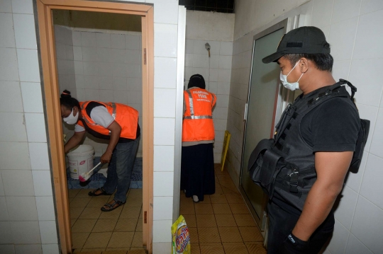 Petugas Operasi Pelanggar PSBB Hingga Malam Hari