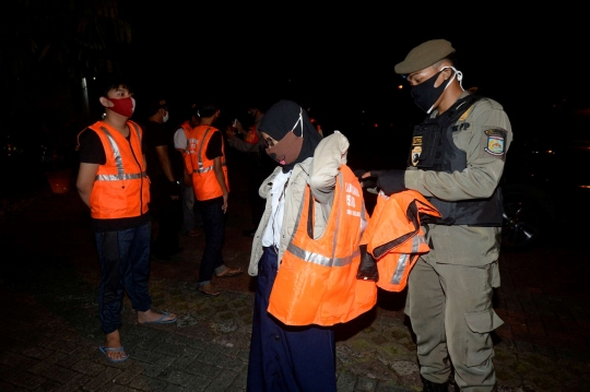 Petugas Operasi Pelanggar PSBB Hingga Malam Hari