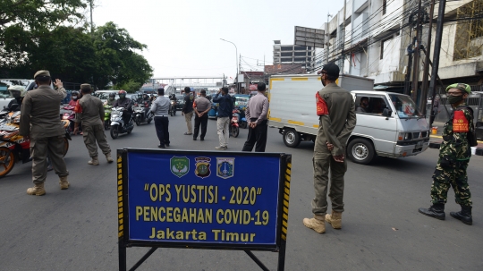 Ormas Bantu Satpol PP Razia Masker di Kampung Melayu