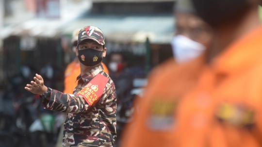 Ormas Bantu Satpol PP Razia Masker di Kampung Melayu