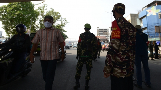 Ormas Bantu Satpol PP Razia Masker di Kampung Melayu