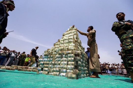 Pemberontak Huthi Pamer Tumpukan Uang Kertas di Sanaa