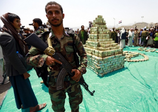 Pemberontak Huthi Pamer Tumpukan Uang Kertas di Sanaa