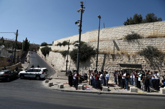 Israel Lockdown, Muslim di Yerusalem Salat Jumat di Trotoar