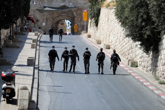 Israel Lockdown, Muslim di Yerusalem Salat Jumat di Trotoar
