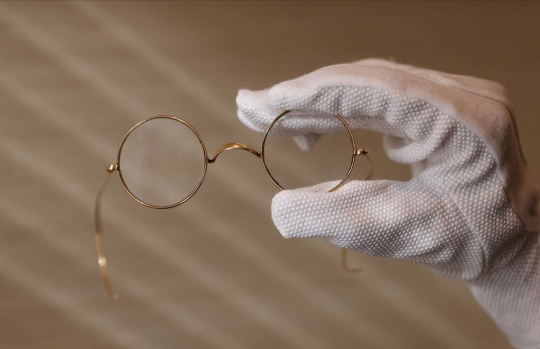 Kacamata Milik Mendiang John Lennon Dilelang Ratusan Juta