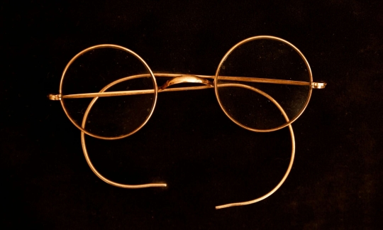 Kacamata Milik Mendiang John Lennon Dilelang Ratusan Juta