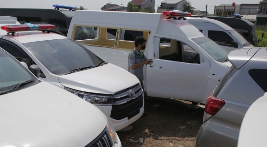 Menengok Kesibukan Perakitan Mobil Ambulans di Bekasi