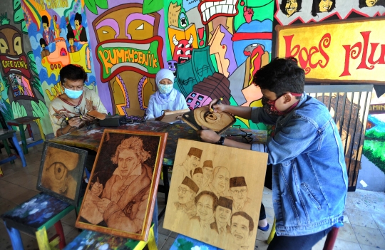 Karya Seni Pirografi dari Limbah Kayu dan Kulit