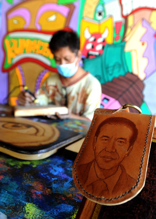 Karya Seni Pirografi dari Limbah Kayu dan Kulit