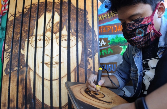 Karya Seni Pirografi dari Limbah Kayu dan Kulit