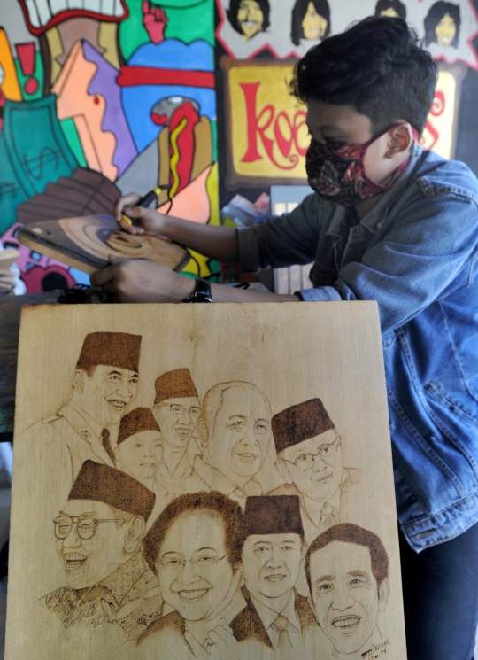 Karya Seni Pirografi dari Limbah Kayu dan Kulit