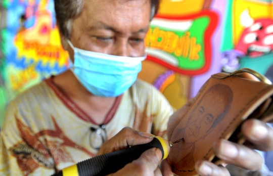 Karya Seni Pirografi dari Limbah Kayu dan Kulit