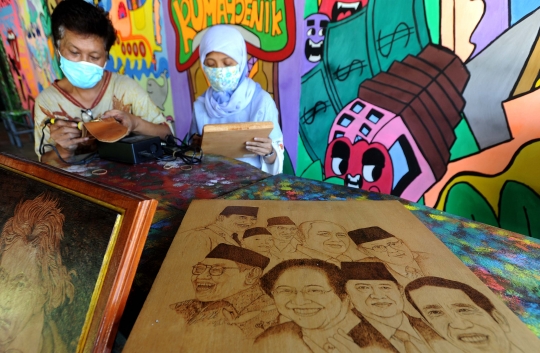 Karya Seni Pirografi dari Limbah Kayu dan Kulit