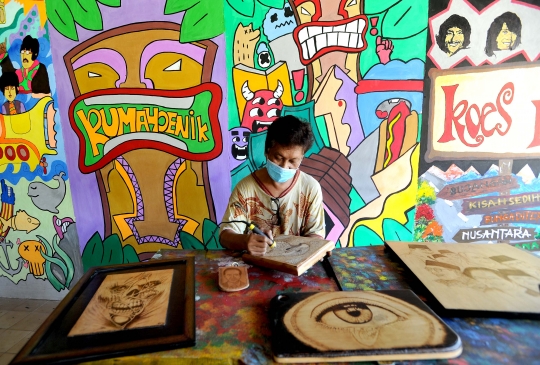 Karya Seni Pirografi dari Limbah Kayu dan Kulit