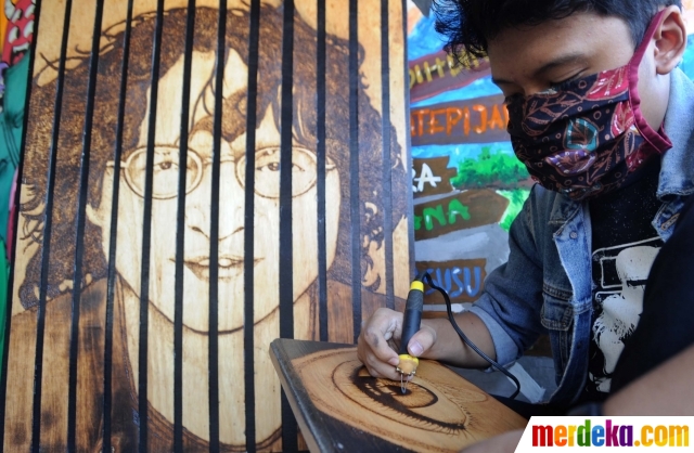 Foto Karya Seni Pirografi Dari Limbah Kayu Dan Kulit Merdeka Com
