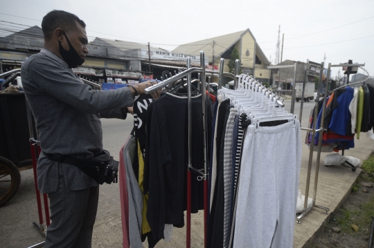 Kisah Pengusaha Alat Sewa Pesta Kini Bertahan Hidup dari Baju Bekas Impor