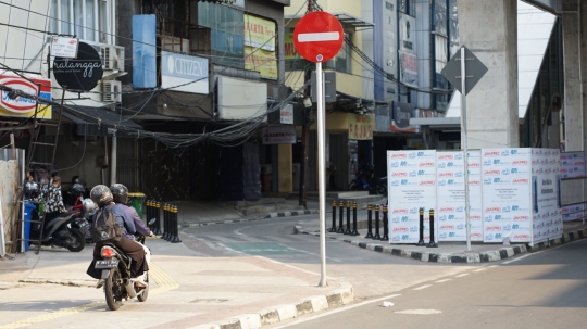 Minim Sanksi, Pemotor Bebas Lawan Arah di Stasiun MRT Blok A