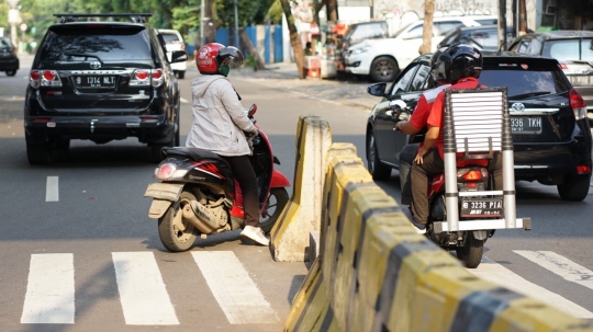 Minim Sanksi, Pemotor Bebas Lawan Arah di Stasiun MRT Blok A