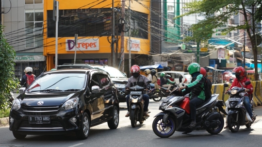 Minim Sanksi, Pemotor Bebas Lawan Arah di Stasiun MRT Blok A