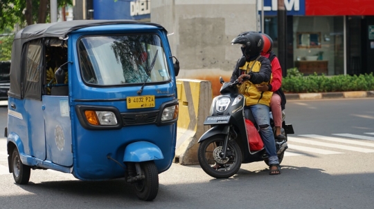 Minim Sanksi, Pemotor Bebas Lawan Arah di Stasiun MRT Blok A