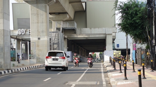 Minim Sanksi, Pemotor Bebas Lawan Arah di Stasiun MRT Blok A