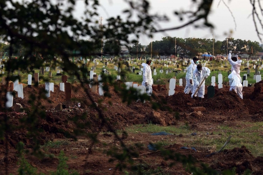 Lebih dari 2.145 Jenazah Dimakamkan dengan Protokol Covid-19 di TPU Tegal Alur