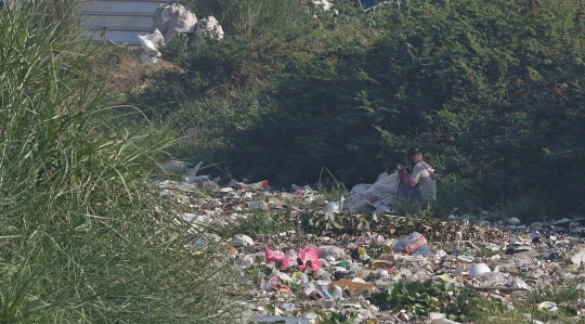 Kondisi Lautan Sampah Cemari Aliran Kali di Bekasi