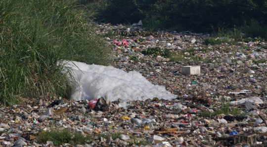 Kondisi Lautan Sampah Cemari Aliran Kali di Bekasi