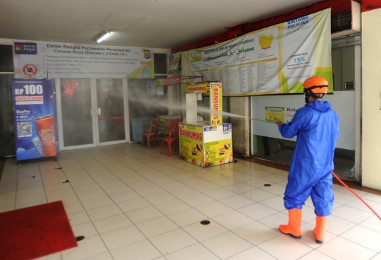 Penyemprotan Disinfektan di Pasar Segar Cinere