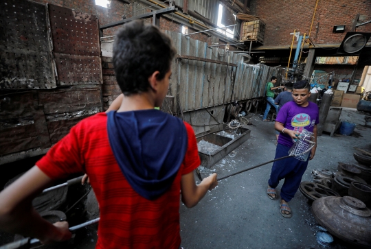 Potret Buruh Anak-Anak di Pabrik Kaca Mesir