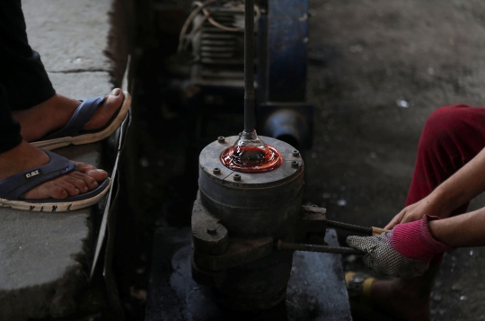 Potret Buruh Anak-Anak di Pabrik Kaca Mesir