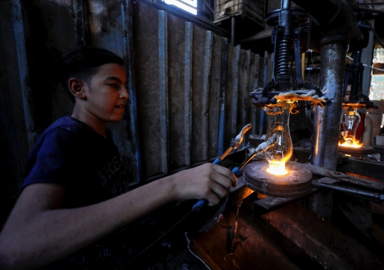 Potret Buruh Anak-Anak di Pabrik Kaca Mesir