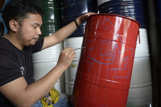 Kreasi Pengrajin Lukis Tong Sampah dengan Gambar Kartun Menarik