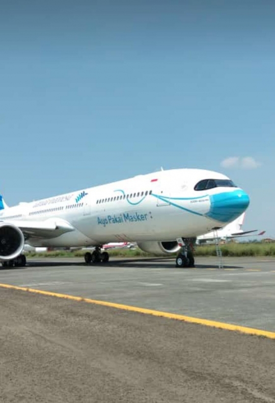 Tampilan Pesawat Garuda Indonesia Meluncur dengan 'Masker'