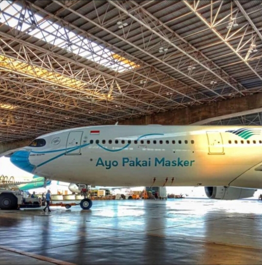 Tampilan Pesawat Garuda Indonesia Meluncur dengan 'Masker'