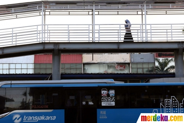 Foto Psbb Ii Pengguna Transjakarta Turun Merdeka Com