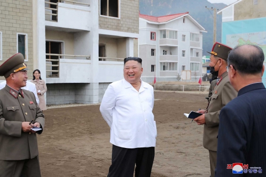 Semringah Kim Jong-un Lihat Perubahan Wilayah Bekas Banjir