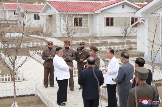 Semringah Kim Jong-un Lihat Perubahan Wilayah Bekas Banjir