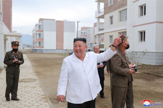 Semringah Kim Jong-un Lihat Perubahan Wilayah Bekas Banjir
