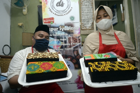 Melihat Pembuatan Brownis Bermotif Batik