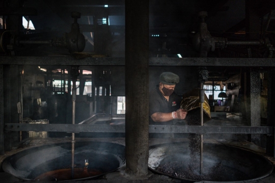 Intip Cara Tradisional Pembuatan Kopi Antong di Malaysia